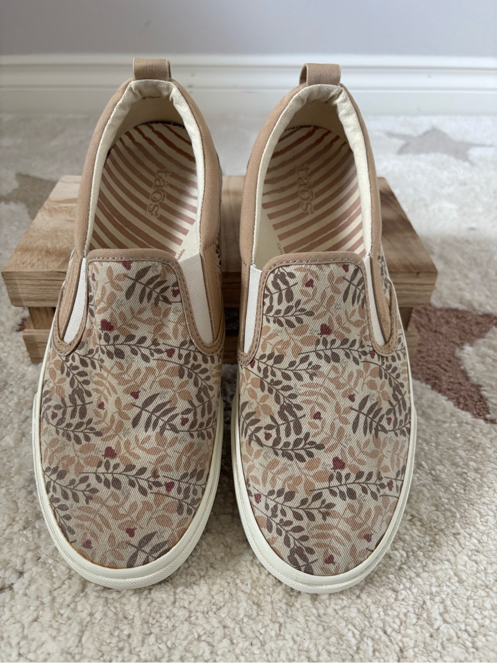 Taos Darts Canvas Slip On Sneakers Tan Botanical Floral Leaf Print Women’s 9